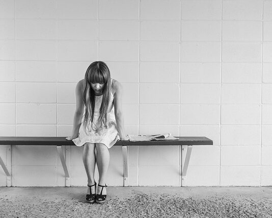 Co powoduje depresją u nastolatków?